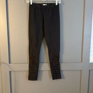 JOHNNY WAS • Black floral embroidered leggings - XS